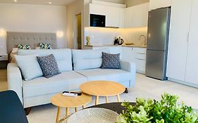 Thelfi Luxury studio in Attica - close to varkiza beach